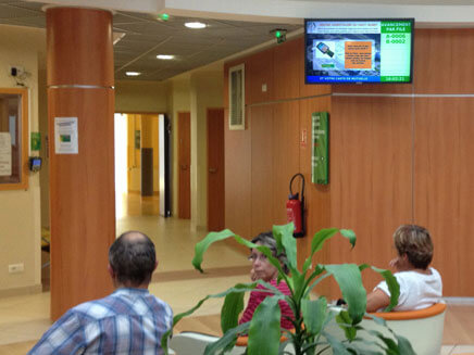 moniteur écran télévision tv vidéo gestion file ticket salle zone attente hôpital centre hospitalier